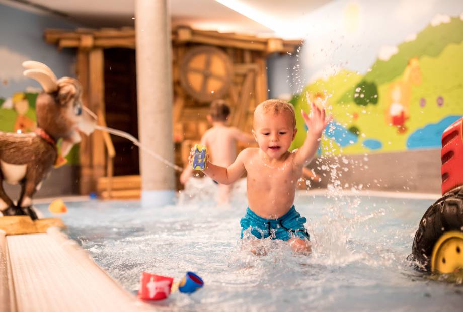 Kind im Babypool