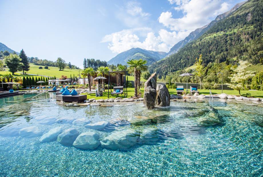 Außenansicht Naturbadesee an der Golf Lodge