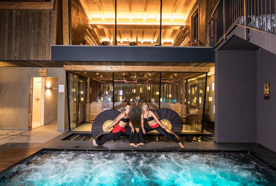 Saunameisterinnen posieren vor Sauna am Pool