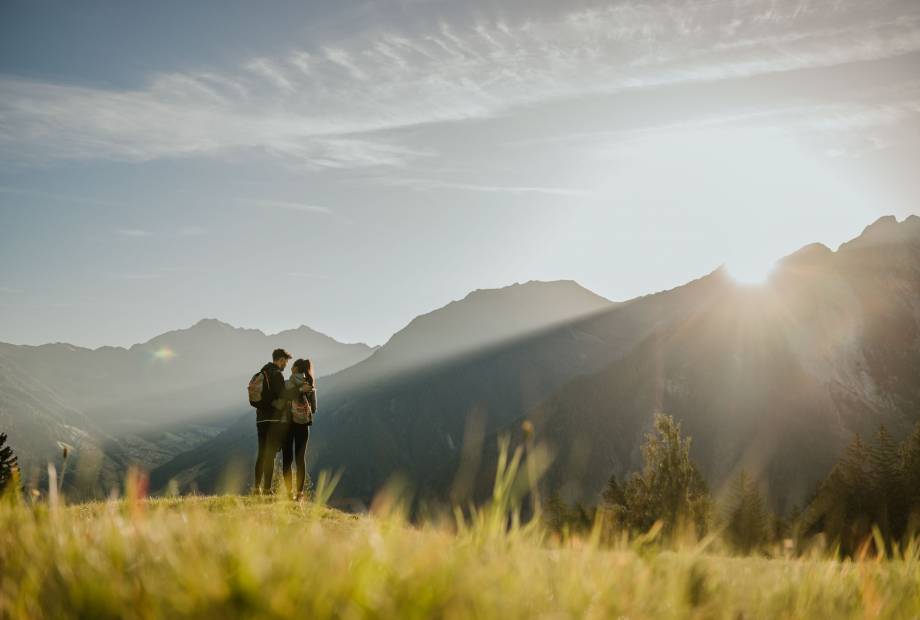 Paar beim Wandern mit Blick auf die Südtiroler Alpen