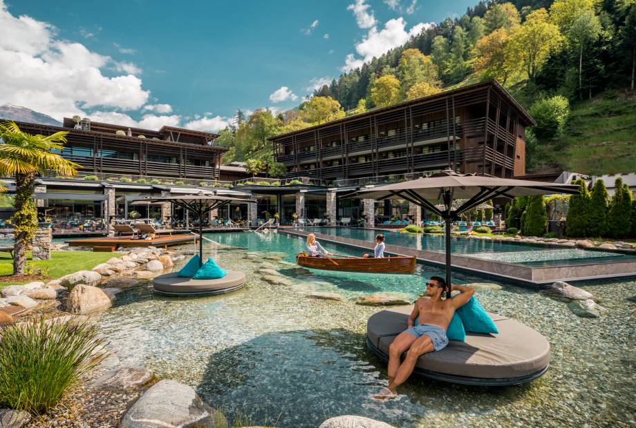 Mann entspannt am Naturbadesee am Andreus Resort