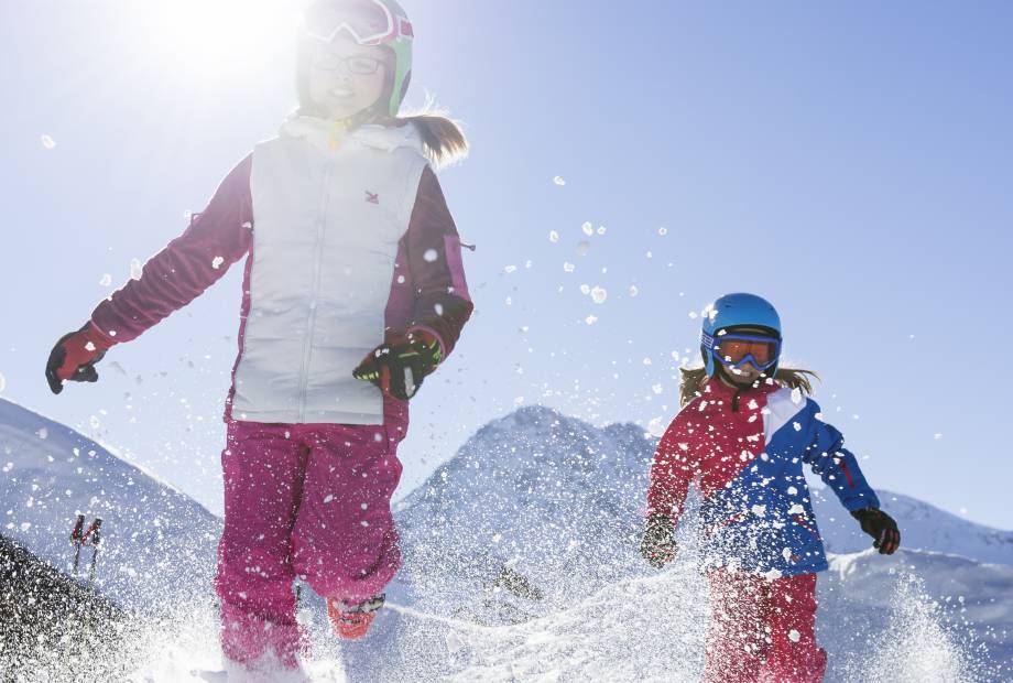 Kinder rennen durch den Schnee
