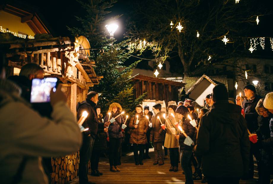 Gruppe von Menschen an Weihnachten mit Fackeln