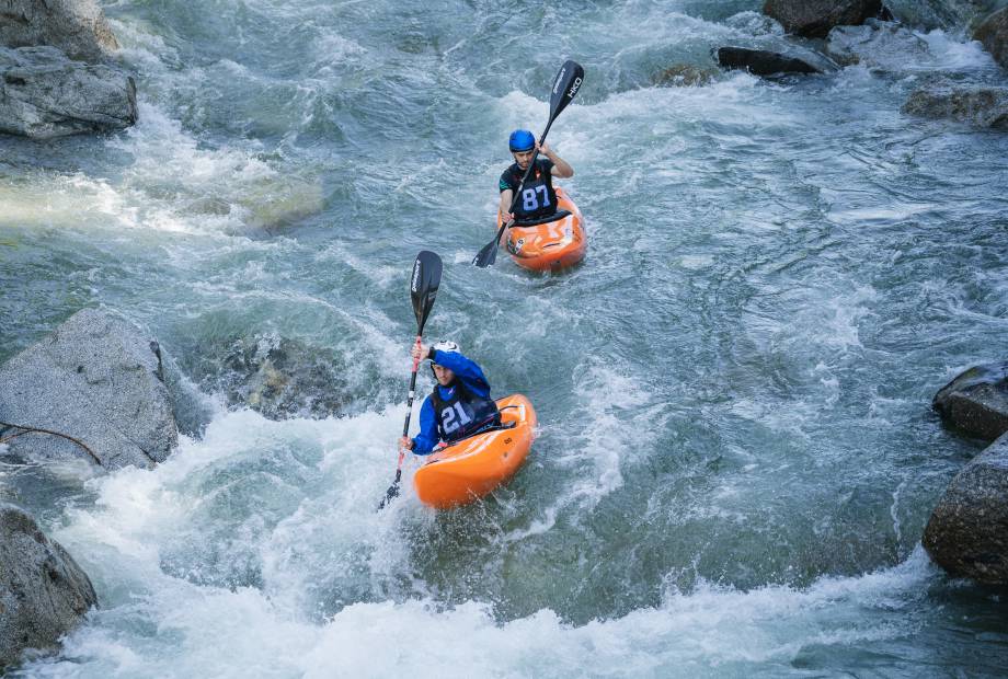 Kanufahrer auf wildem Fluss