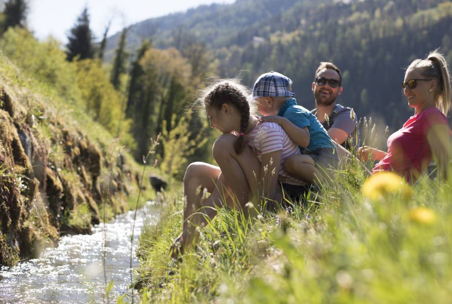 Familie draußen am Fluss