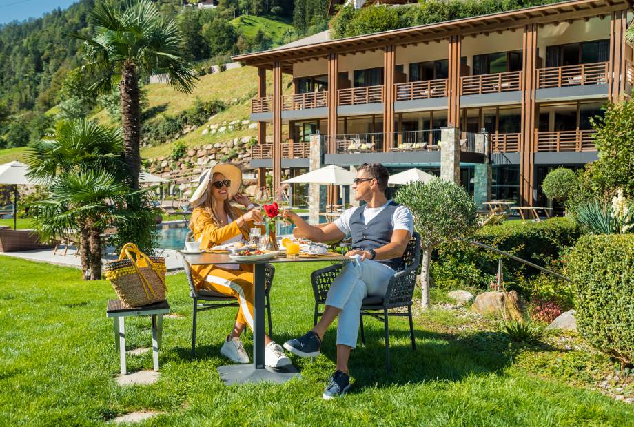 Familie Fink entspannt im Garten