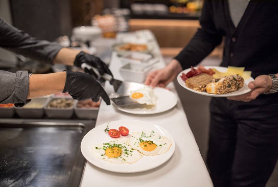 Frühstücksbuffet mit Spiegeleiern