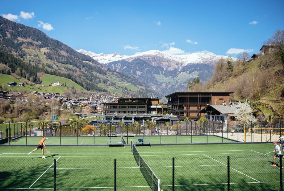 Panoramablick über den Tennisplatz und das Andreus Resort vor Bergpanorama der Tiroler Alpen