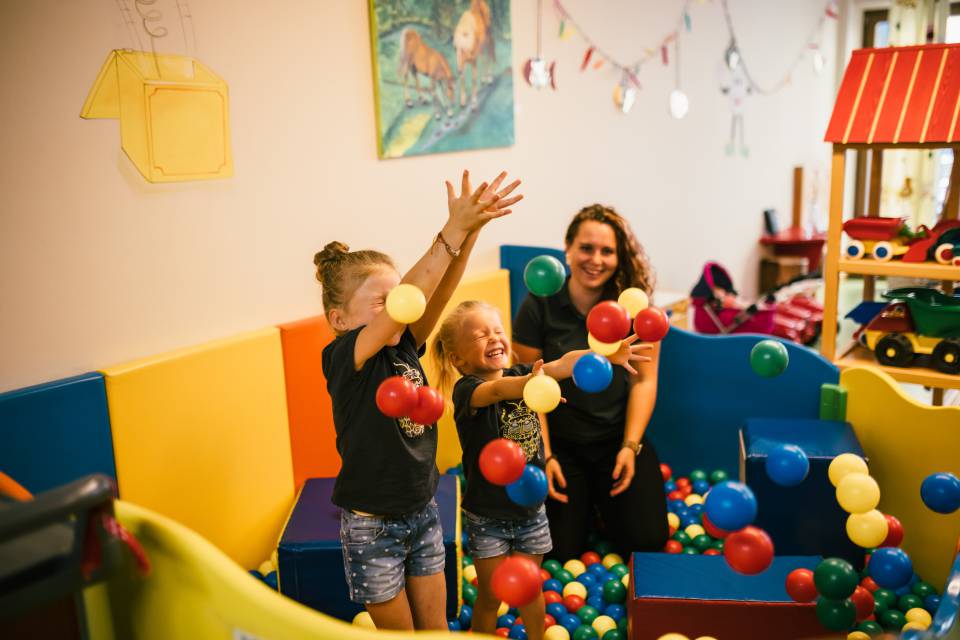 Kinder im Bällebad