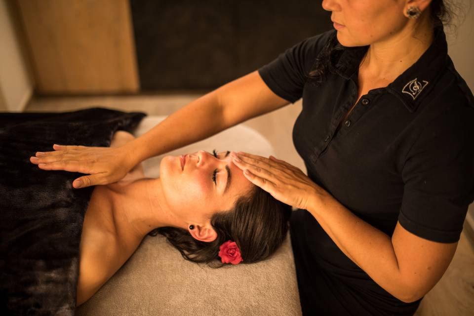Frau erhält Kopfmassage