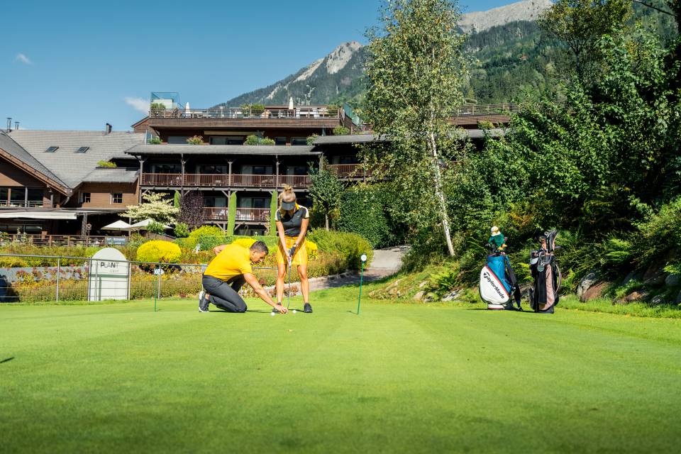 Paar beim Golfen im Sommer in Südtirol