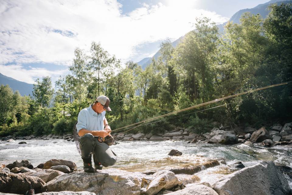Mann beim Angeln im Fluss