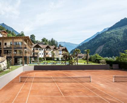 Tennisplatz mit Blick auf das Hotel Sonnenalm