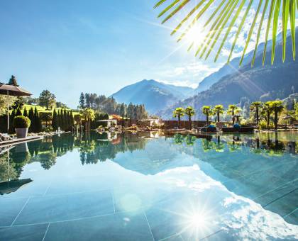 Outdoorpool mit Blick auf die Alpen