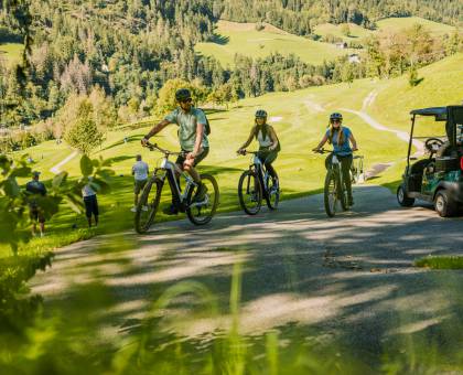 Gruppe beim Fahrradfahren in Südtirol