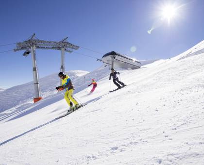 Skifahrer bei Abfahrt in Südtirol