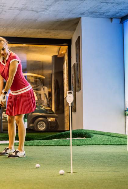 Frau beim Indoor Golf