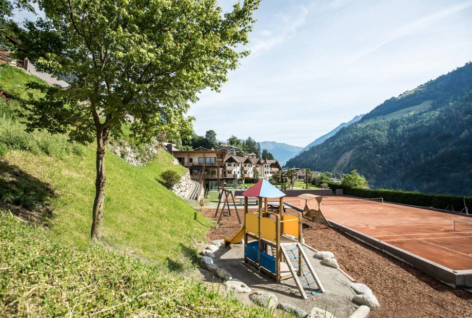 Kinderspielplatz und Tennisplatz in Südtirol