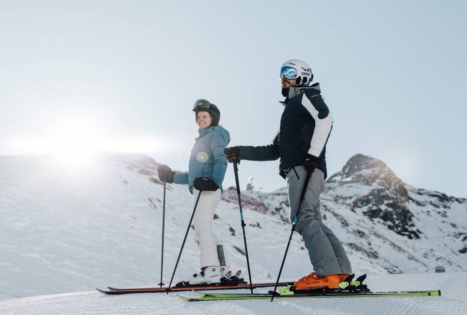Skifahrer in den Südtiroler Alpen
