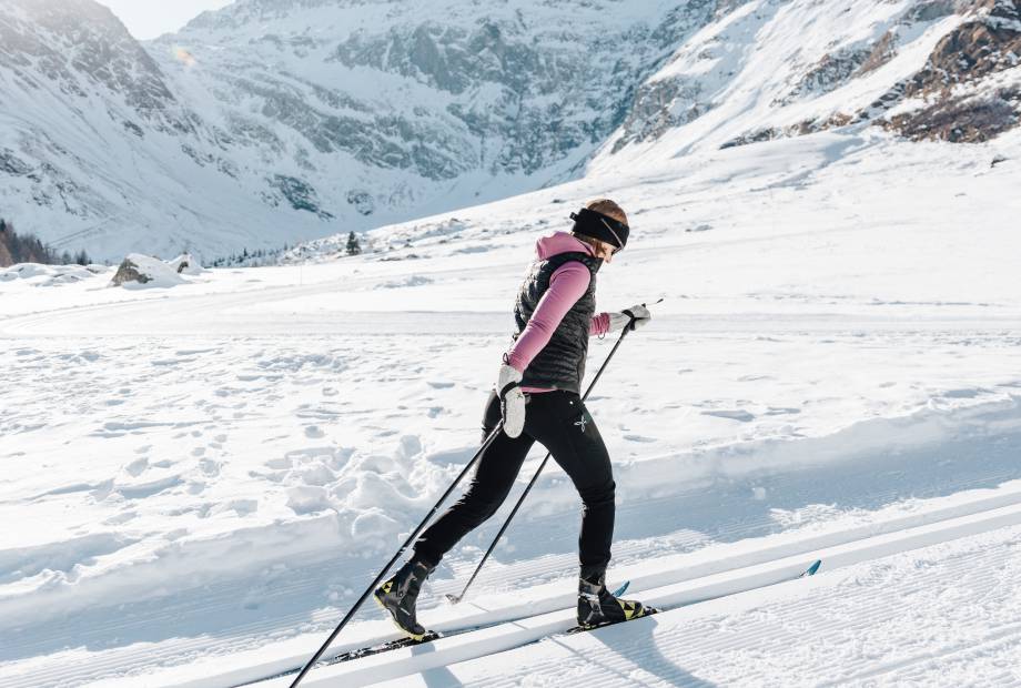 Frau beim Langlauf in den Sarntaler Alpen