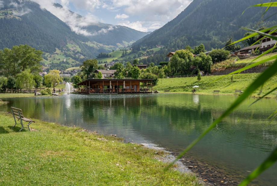 Panoramablick über See in Südtirol
