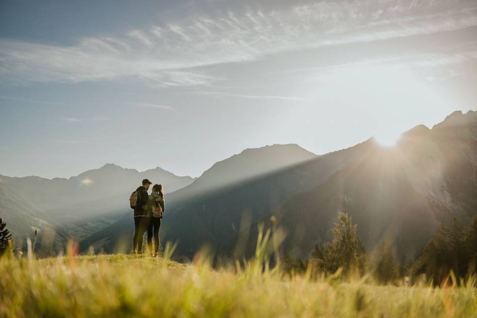 Paar beim Wandern mit Blick auf die Südtiroler Alpen
