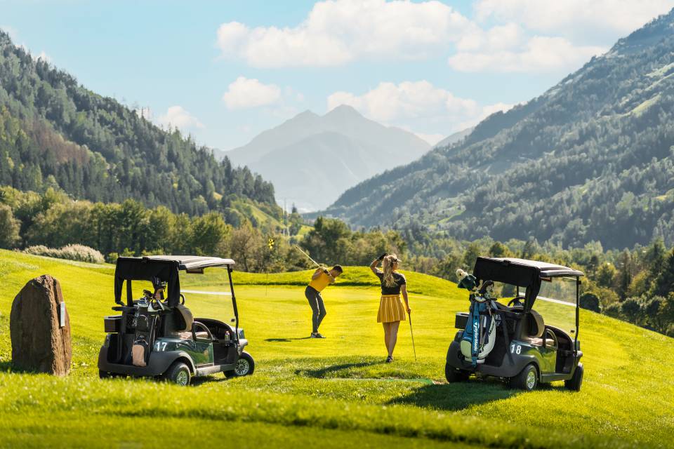 Golfer in Südtirol auf dem Golfplatz