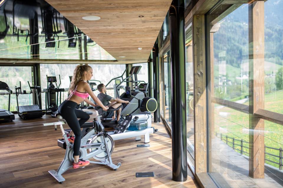 Paar im Fitnesstudio in Südtirol