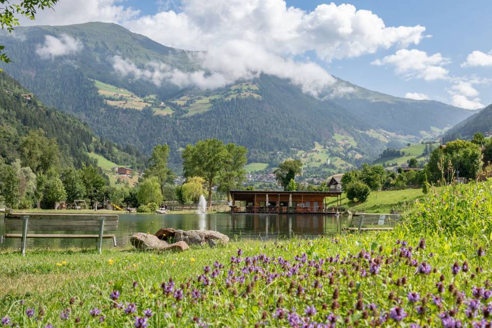 Panoramablick über See und Hütte in den Alpen in Südtirol